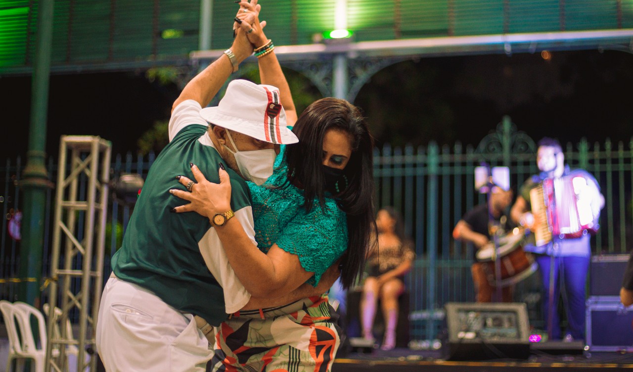 casal dançando forró no Mercado dos Pinhões